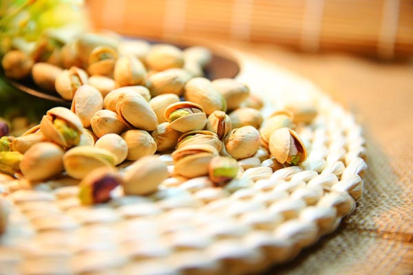 pistachio with shells 