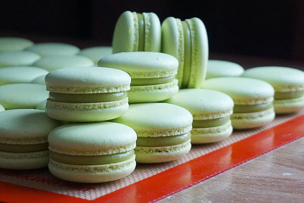 pistachio macarons