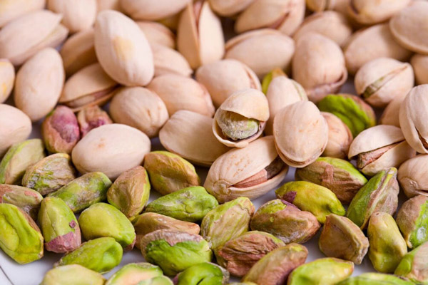 shelled and unshelled american pistachio 