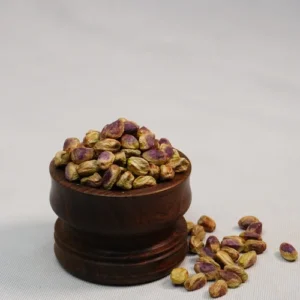 Why can buying pistachios in bulk maximize retailers' profit margins?