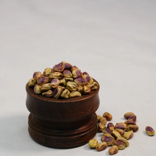 Why can buying pistachios in bulk maximize retailers' profit margins?